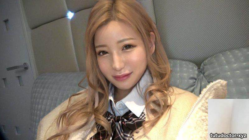 The blonde gal who can handle salt was also compatible with · photo 2 of 18