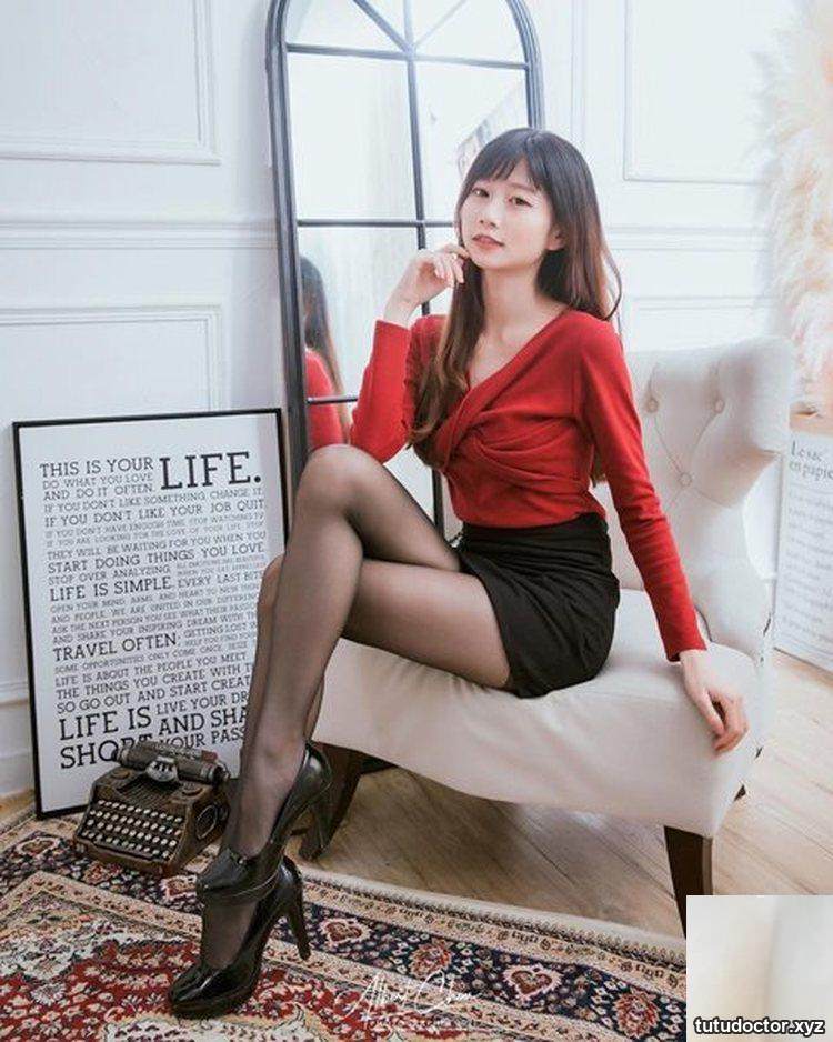 The angel on earth Dolly has a hot figure and excellent buttocks · photo 6 of 11