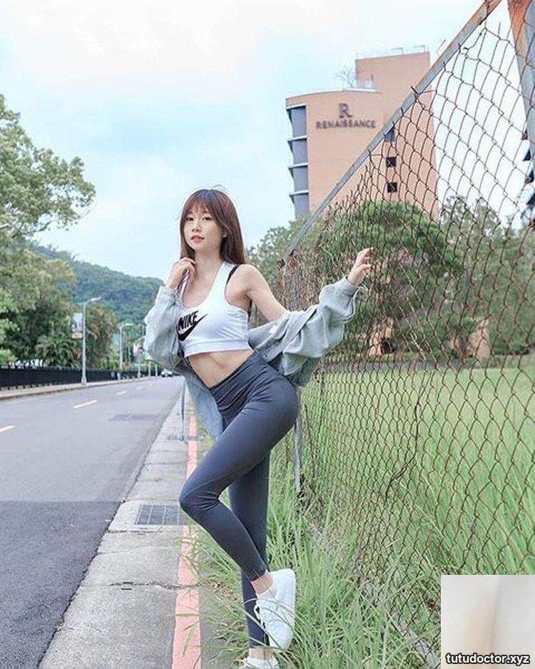 The angel on earth Dolly has a hot figure and excellent buttocks · photo 10 of 11