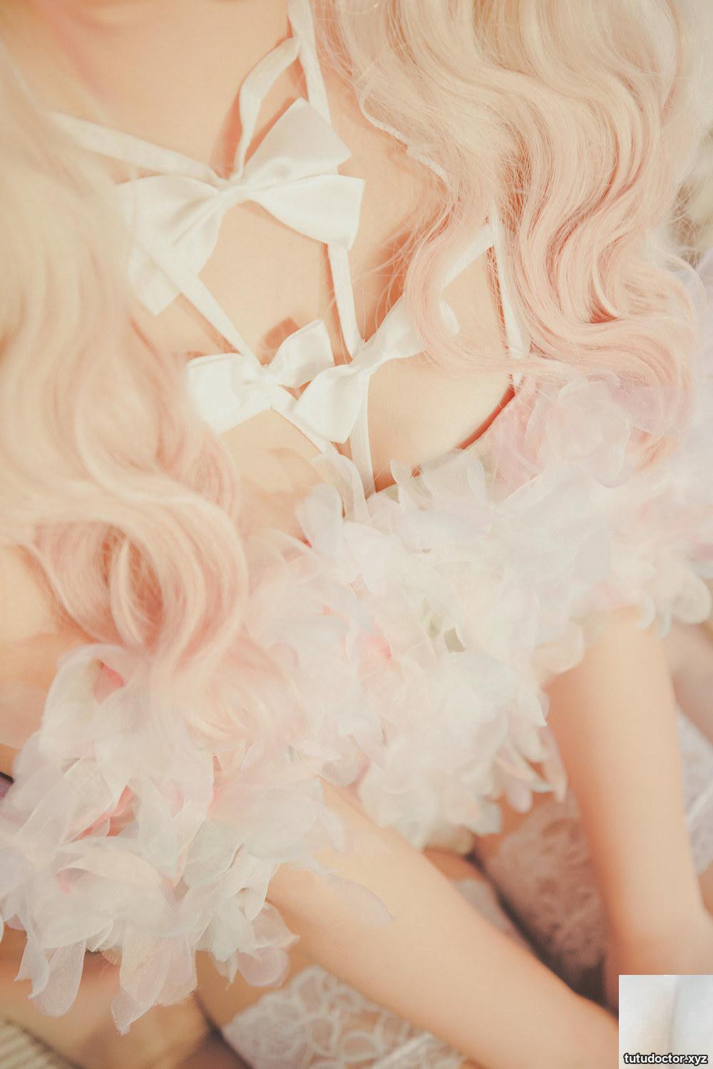 Kamikazaka Mafuyus Blonde Doll is upright and full of charm · photo 24 of 82