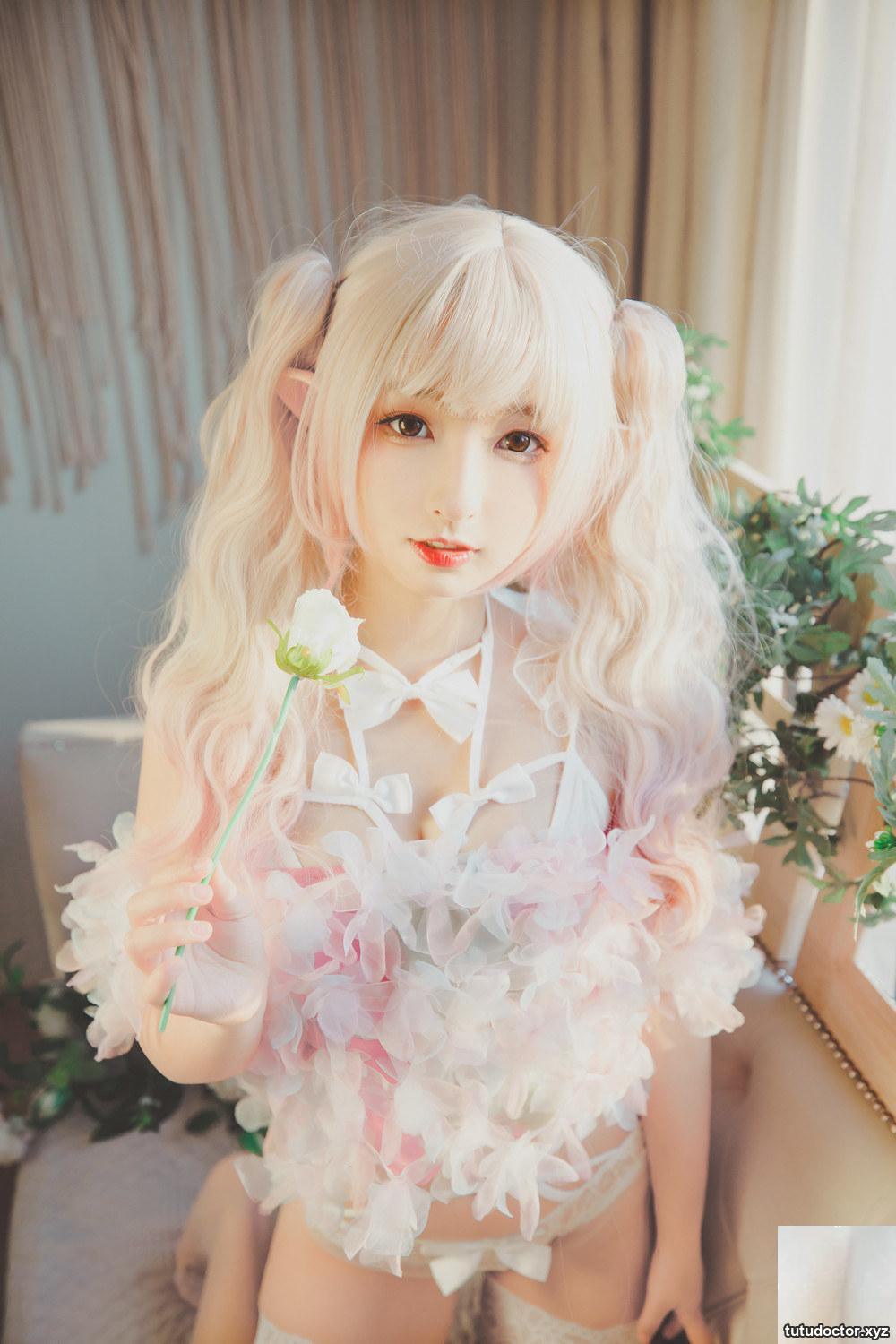 Kamikazaka Mafuyus Blonde Doll is upright and full of charm · photo 63 of 82