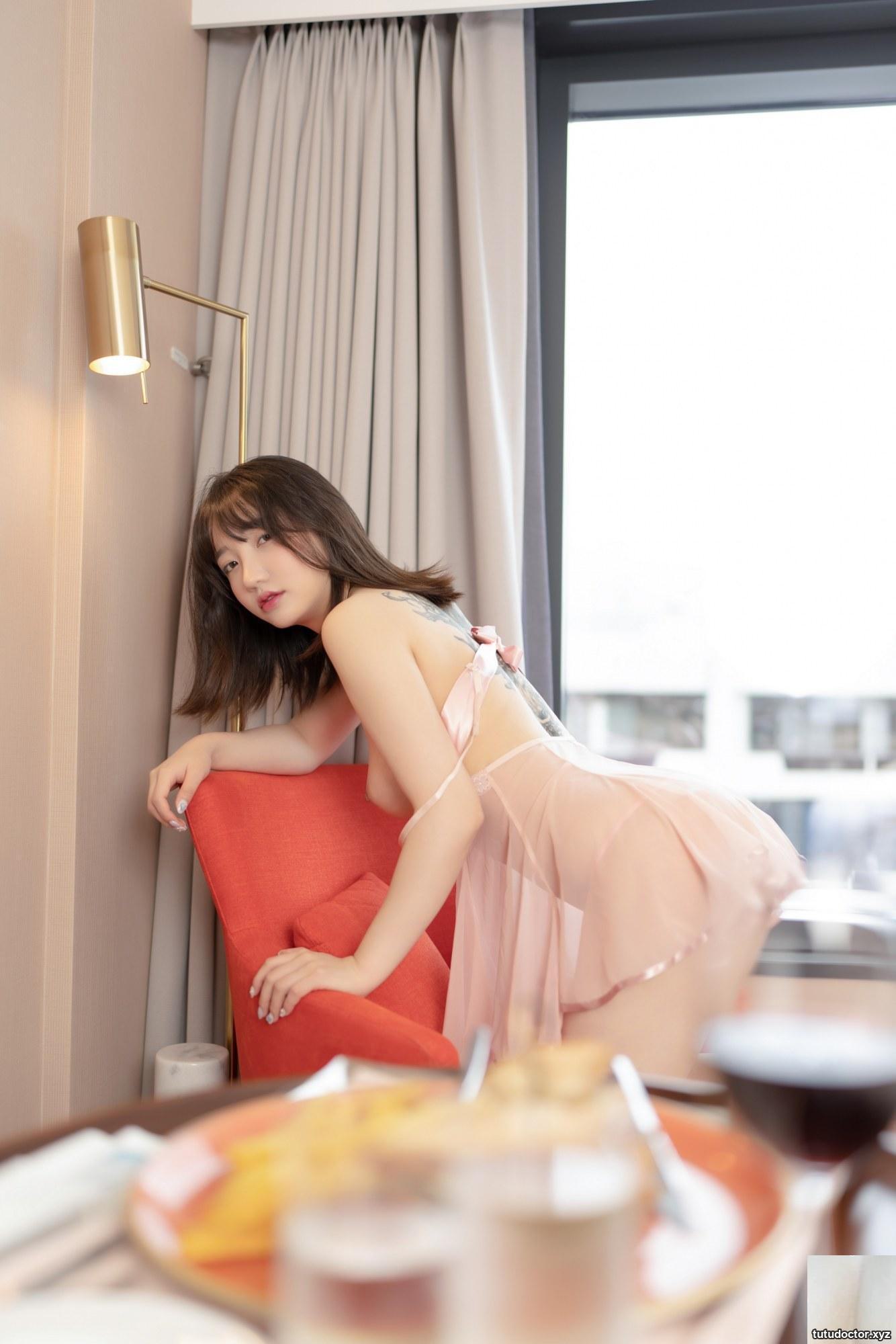 손예은(Sun Lele) Black and White Sexy Pajamas from the rear view · photo 32 of 71