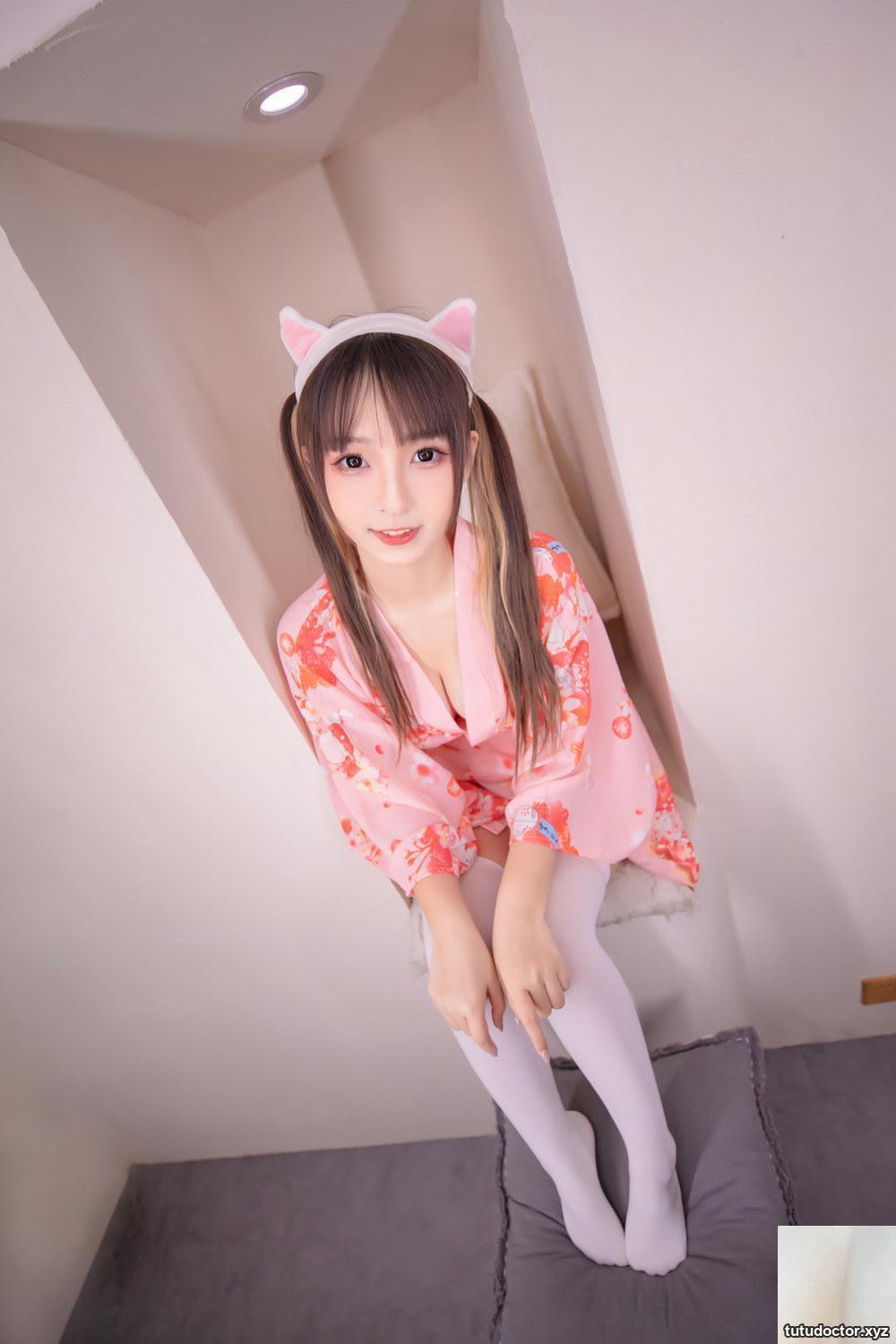 Kamikazaka Mafuyus Short Kimono paired with white knee socks · photo 31 of 84