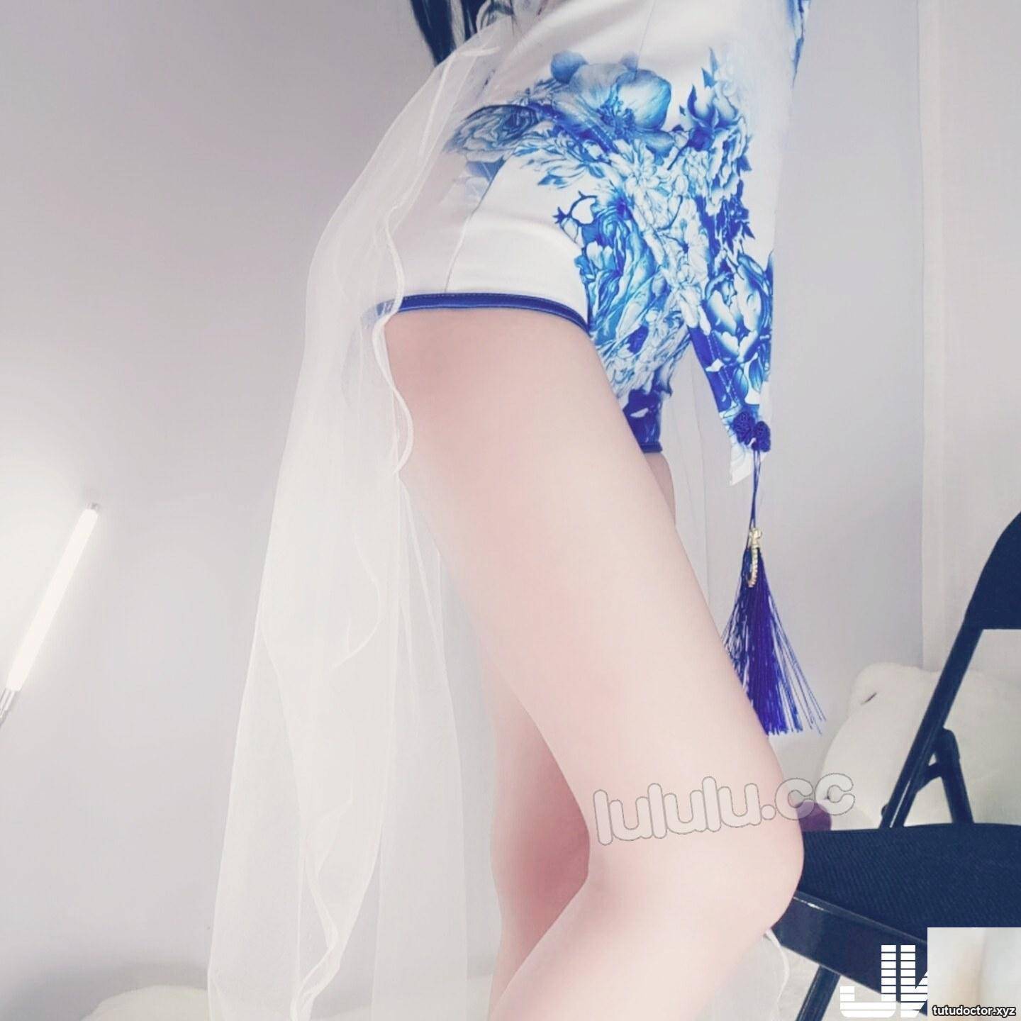 Personal toy – blue and white porcelain cheongsam · photo 35 of 44