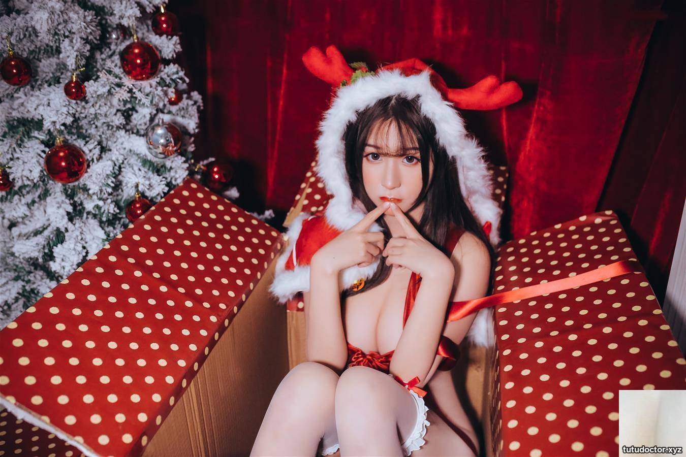 Red Christmas Gift · photo 46 of 47