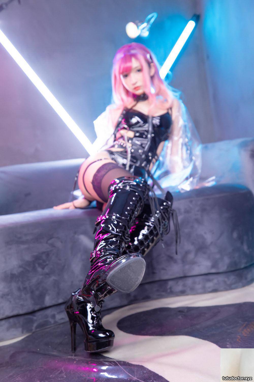 Kagakusaka Mafuyus Black Vest 2 loves to show off her beautiful · photo 15 of 73