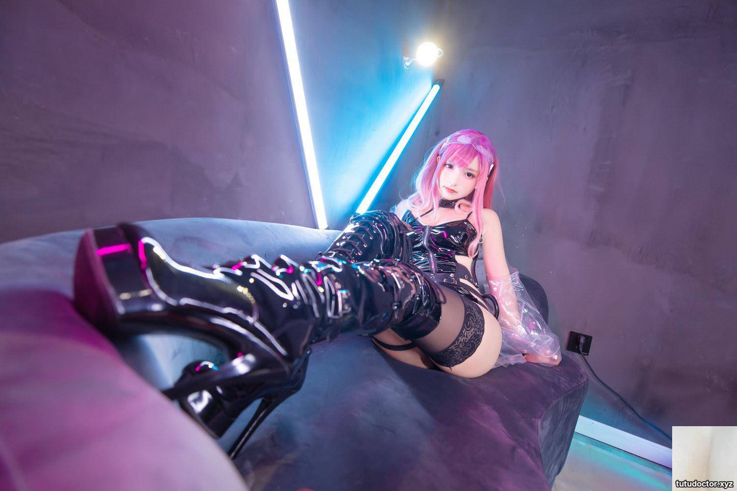 Kagakusaka Mafuyus Black Vest 2 loves to show off her beautiful · photo 23 of 73
