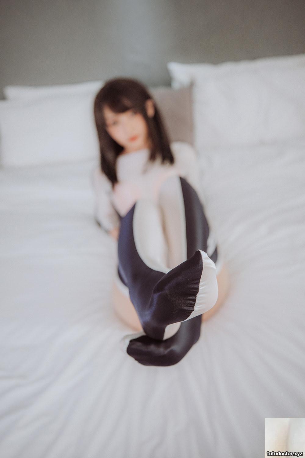 Kanamezaka Mafuyus Black and White Racing Swimsuit Appreciate · photo 10 of 62