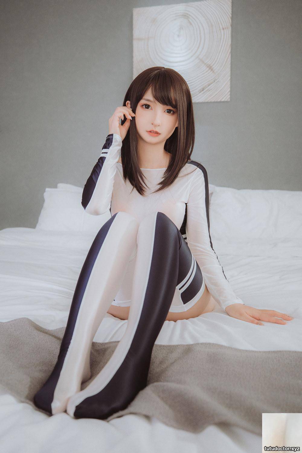 Kanamezaka Mafuyus Black and White Racing Swimsuit Appreciate · photo 15 of 62