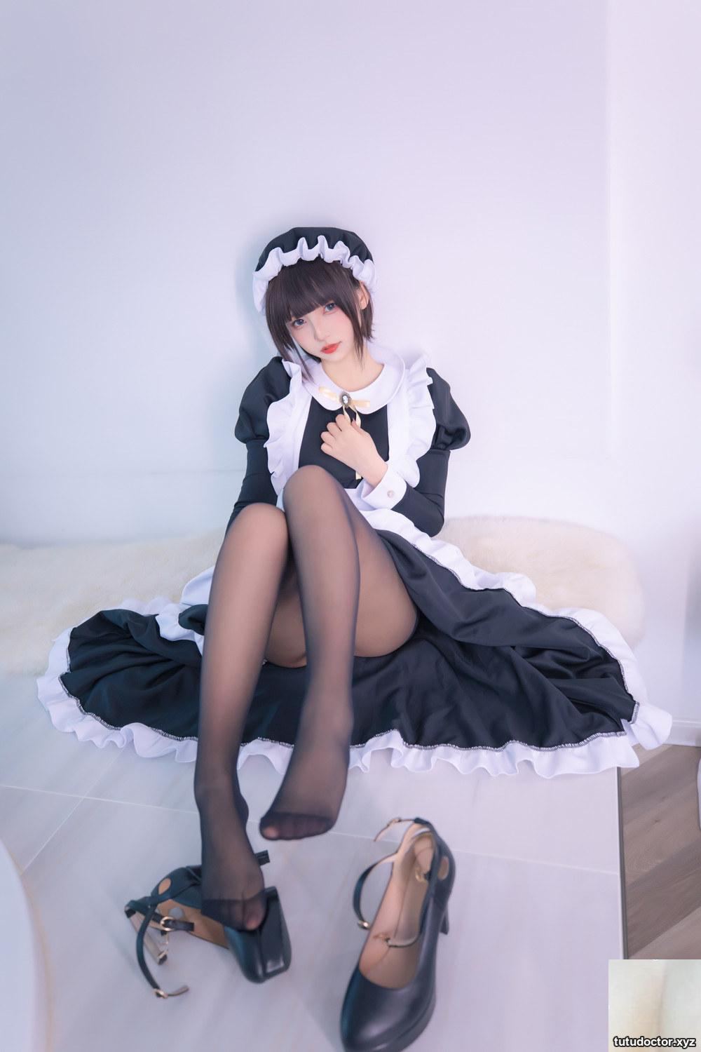 The scene of Kamikazaka Mafuyu actively lifting her skirt in · photo 27 of 74