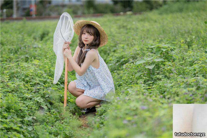 Flower Bell Field – Catching butterflies in the maids back · photo 24 of 39