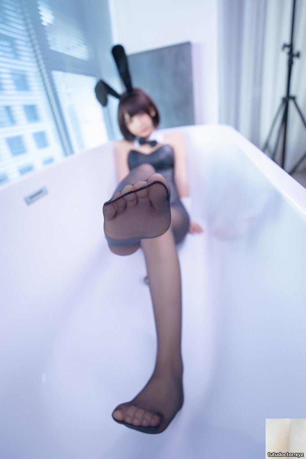 Kagakusaka Mafuyus Black Bunny Girl close-up of round buttocks · photo 6 of 76