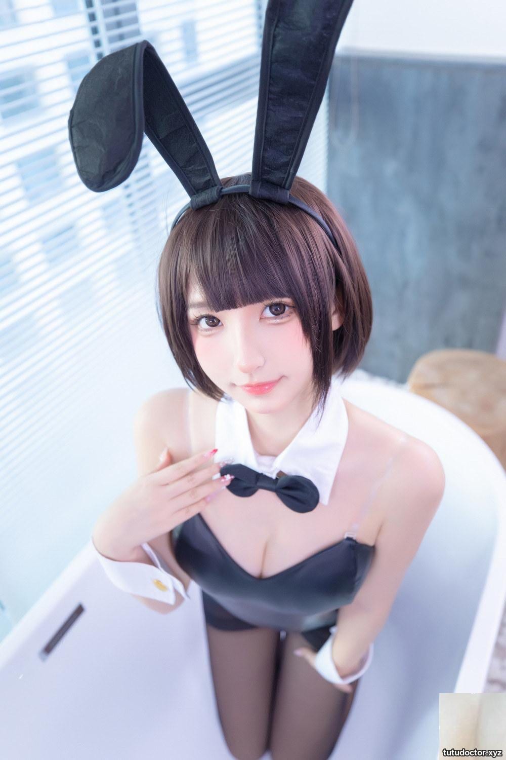 Kagakusaka Mafuyus Black Bunny Girl close-up of round buttocks · photo 25 of 76