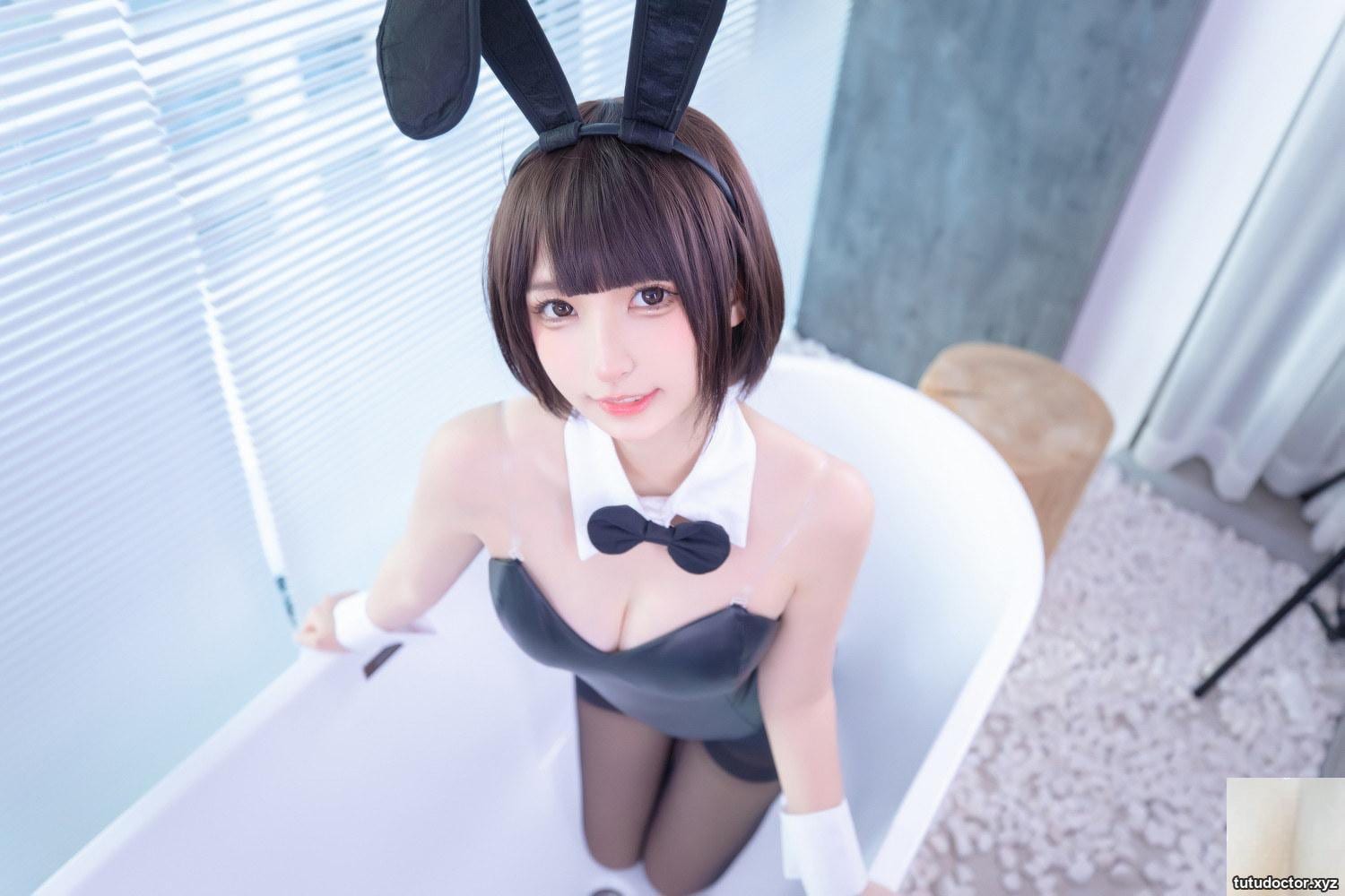 Kagakusaka Mafuyus Black Bunny Girl close-up of round buttocks · photo 30 of 76