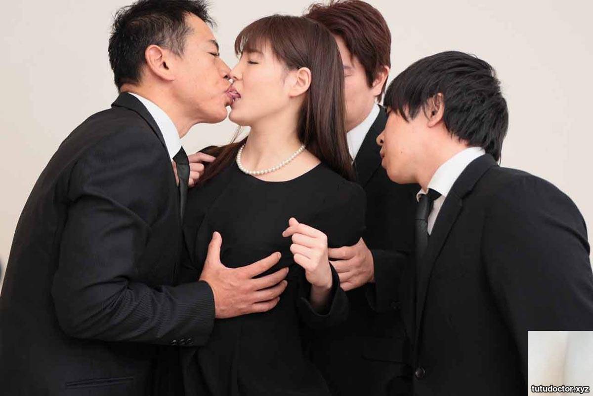 Yukie Natsuki: Widows Lust Vol.2 ~4P in front of her husbands · photo 5 of 22
