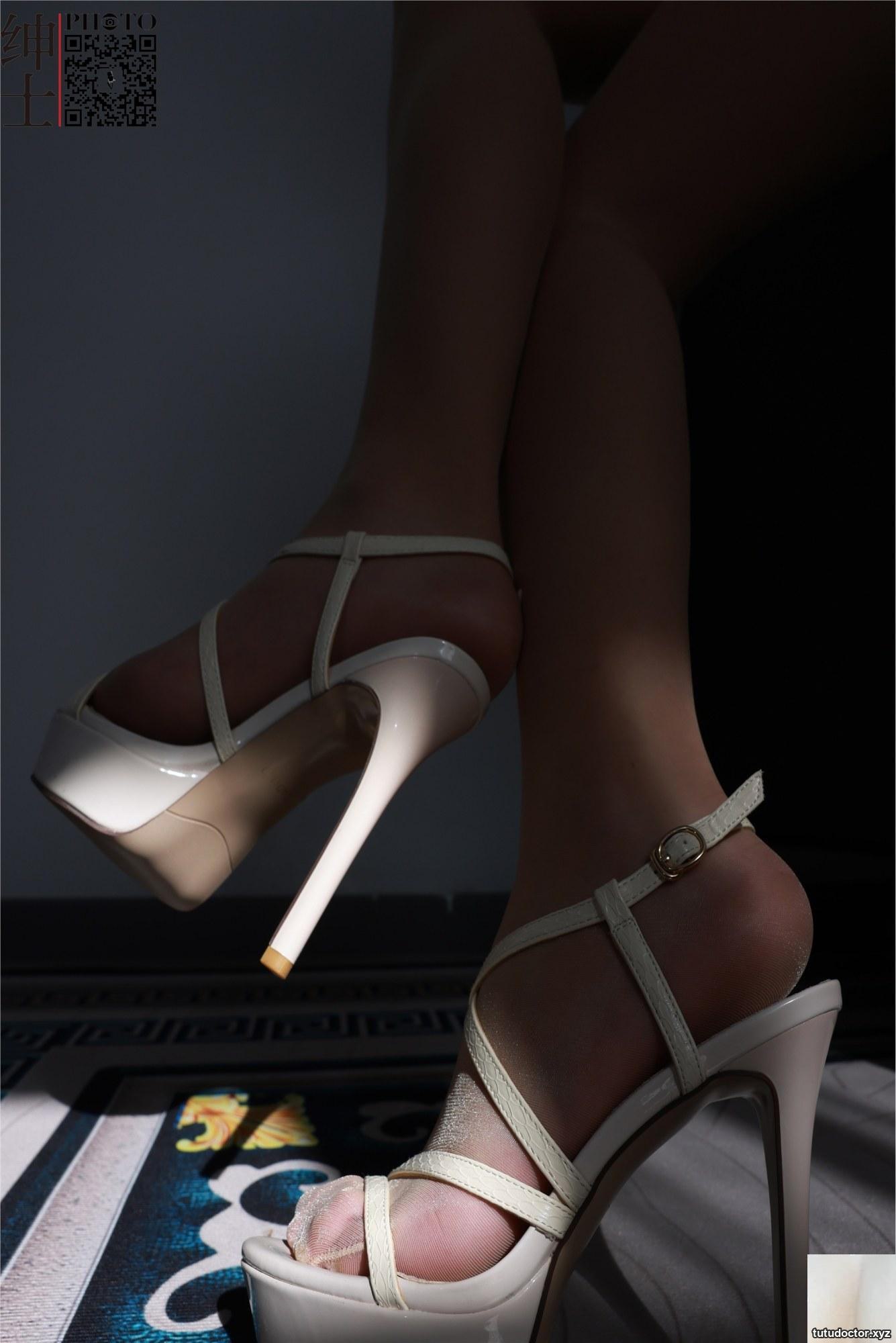 2022.12.04 Salad high heels and silk legs · photo 35 of 57