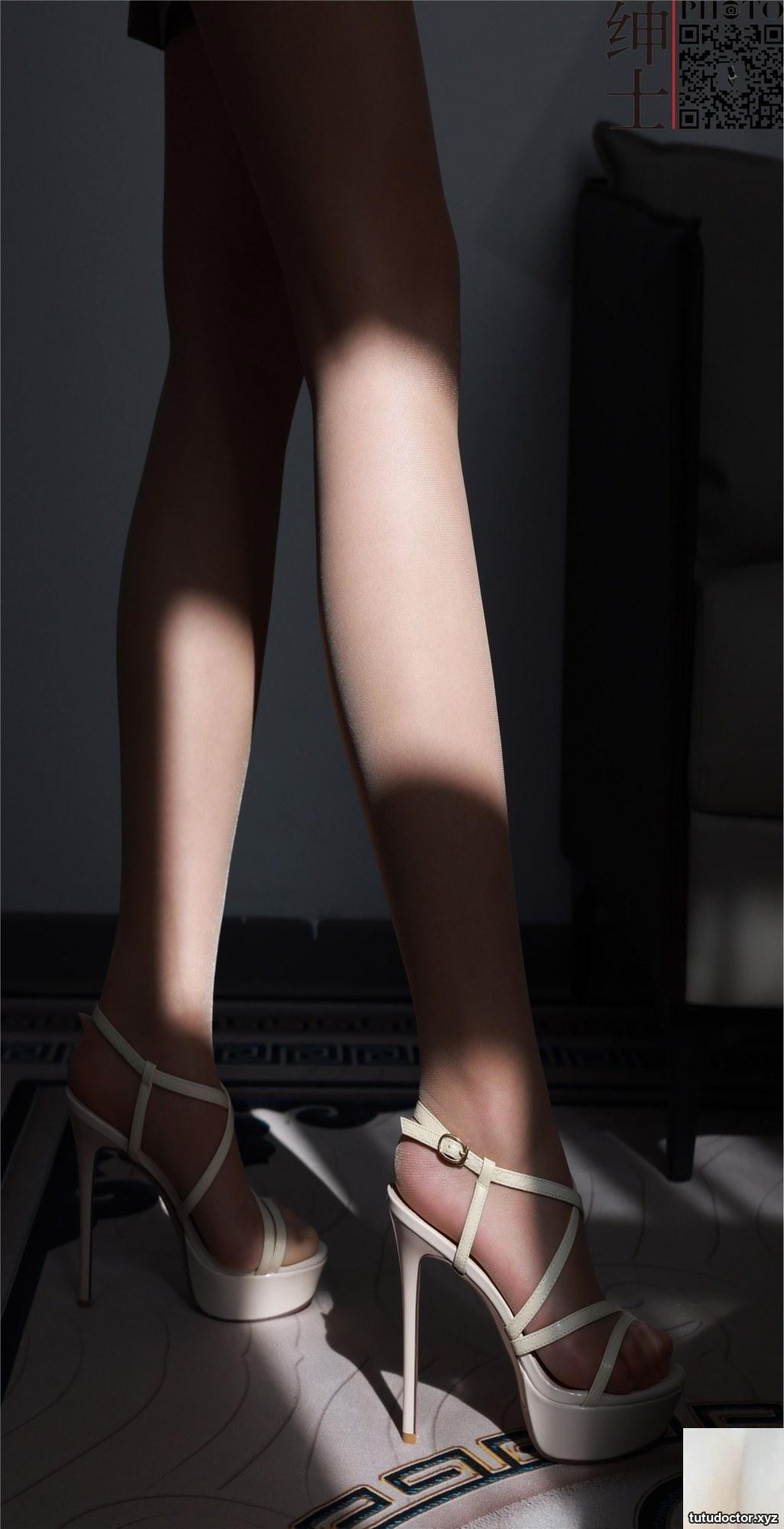 2022.12.04 Salad high heels and silk legs · photo 36 of 57