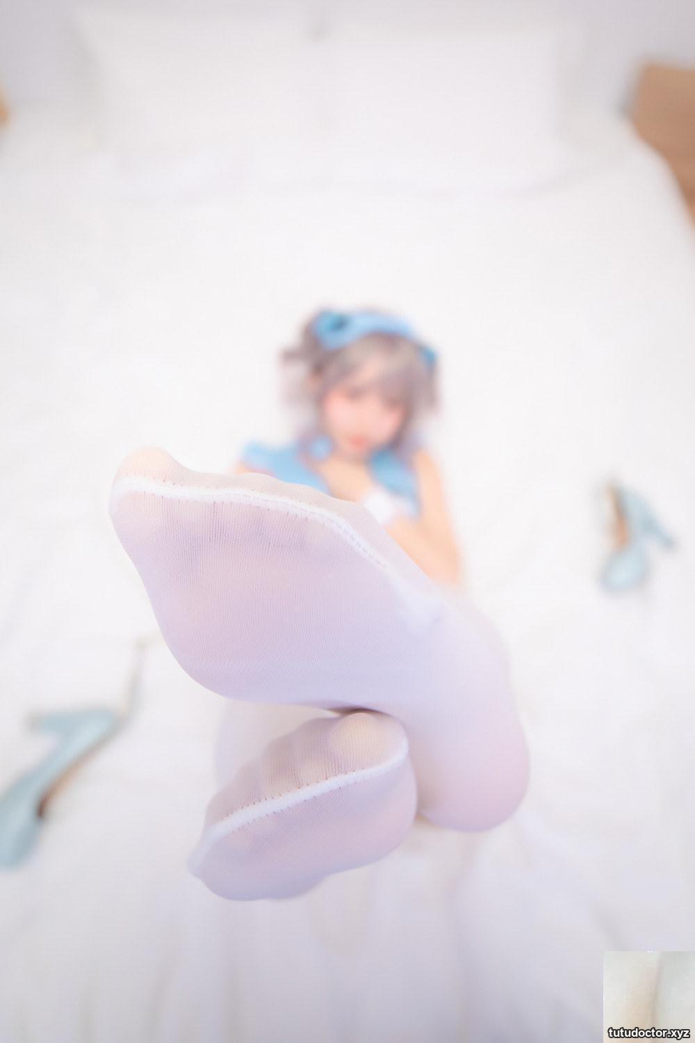 I cant take my eyes away from the seductive cleavage in · photo 68 of 75