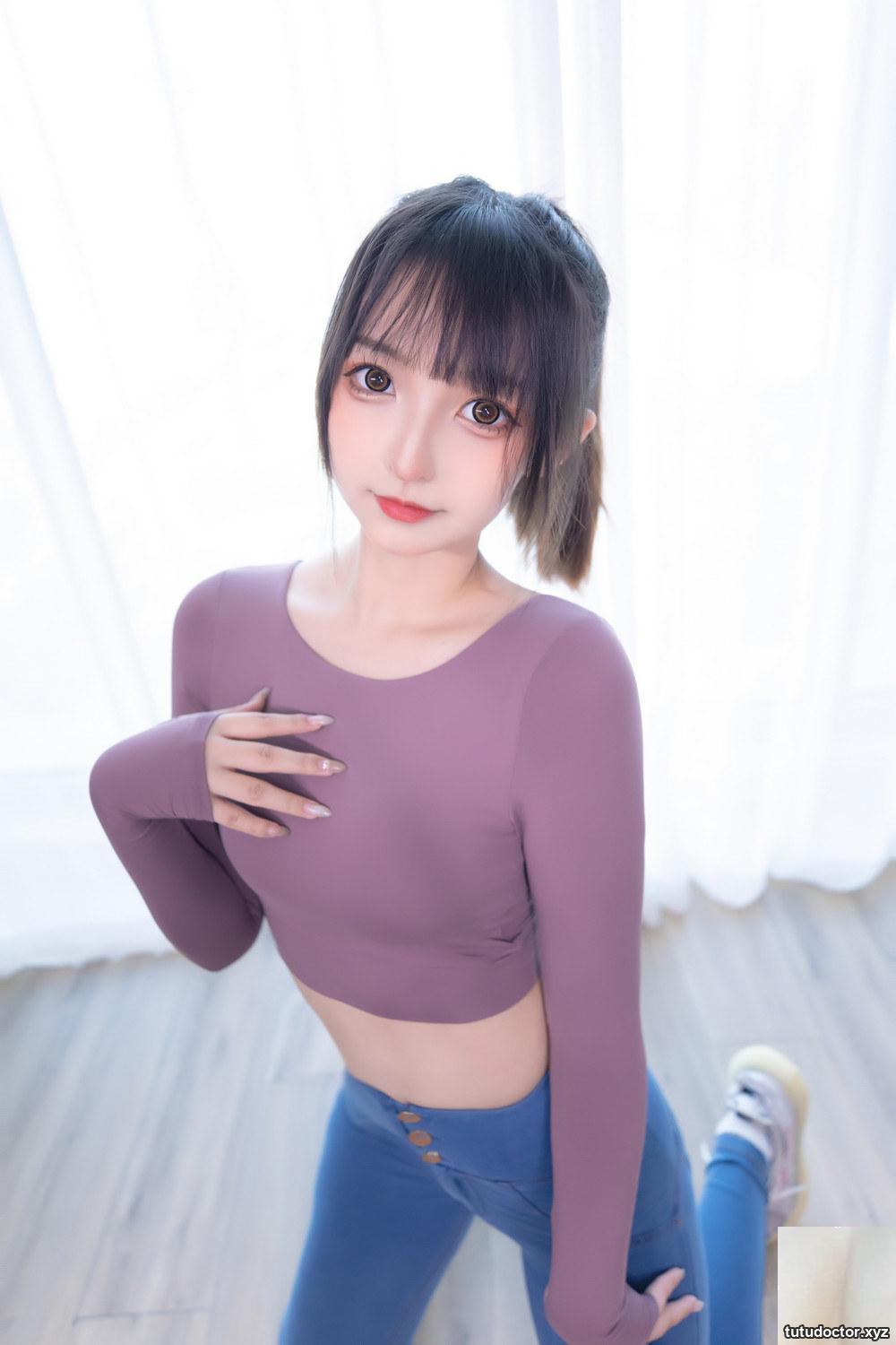 Kagakusaka Mafuyus Tight Jeans and the conspicuous shape of her · photo 30 of 54
