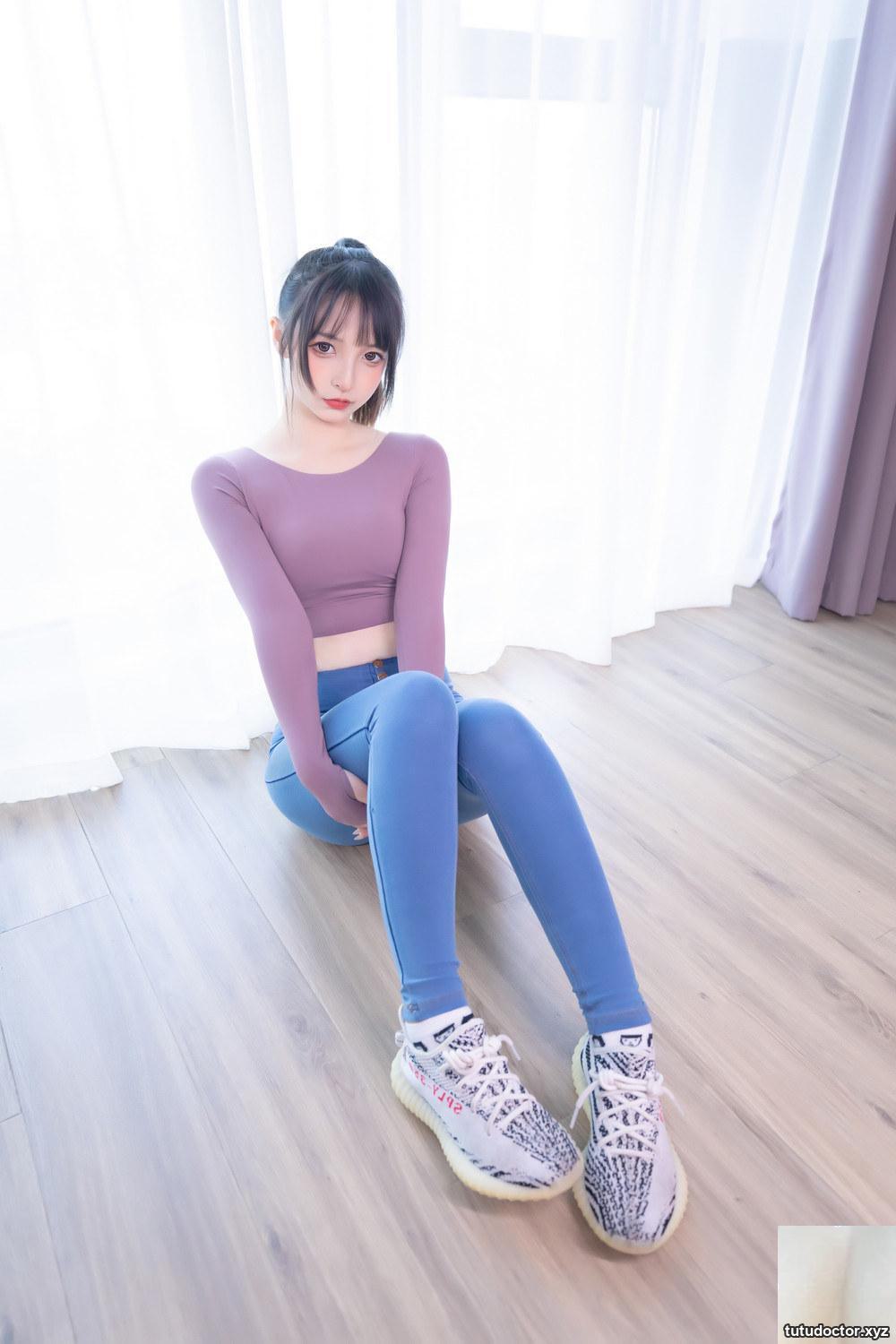 Kagakusaka Mafuyus Tight Jeans and the conspicuous shape of her · photo 39 of 54