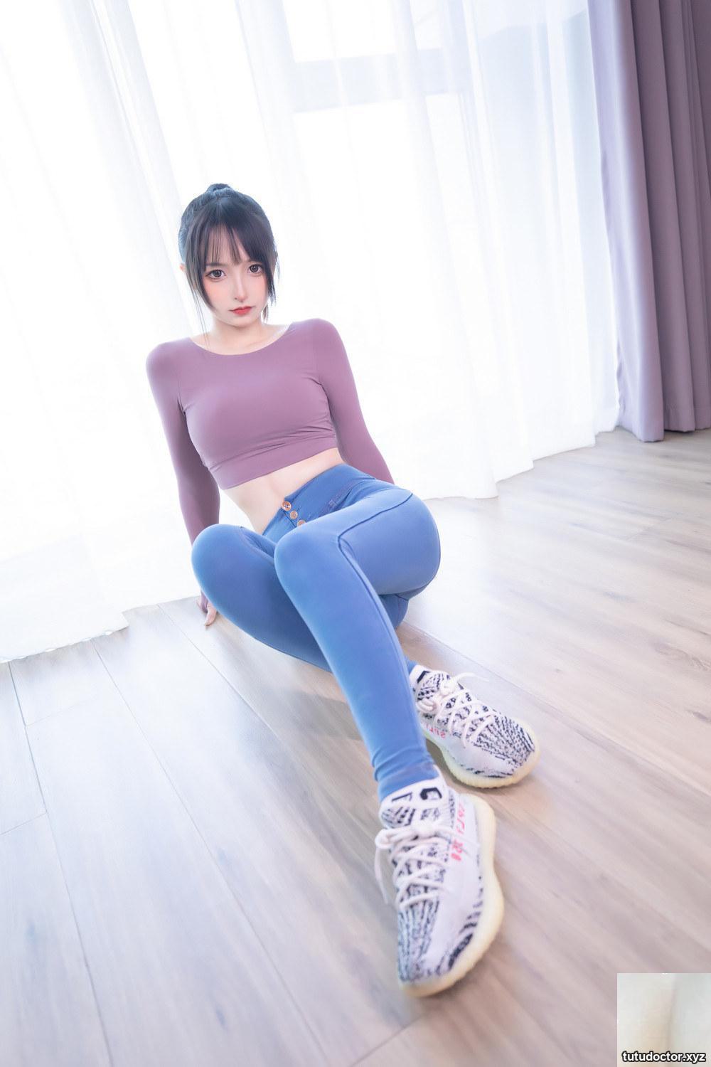 Kagakusaka Mafuyus Tight Jeans and the conspicuous shape of her · photo 40 of 54