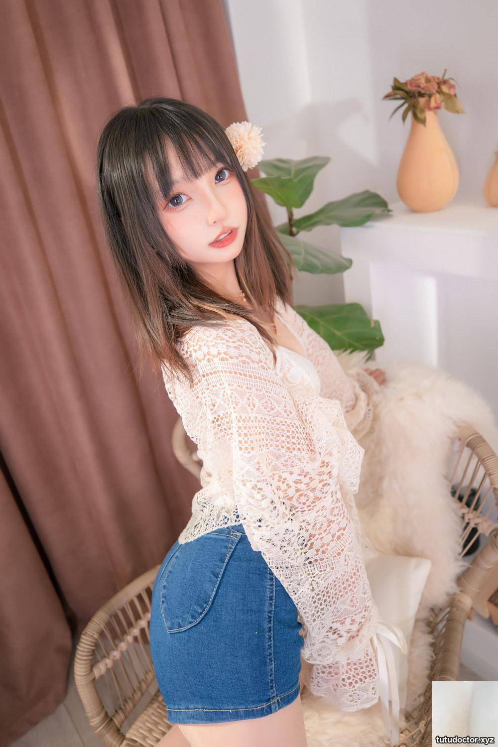 Kagakusaka Mafuyus Denim Shorts shows off her perfect long legs · photo 9 of 36