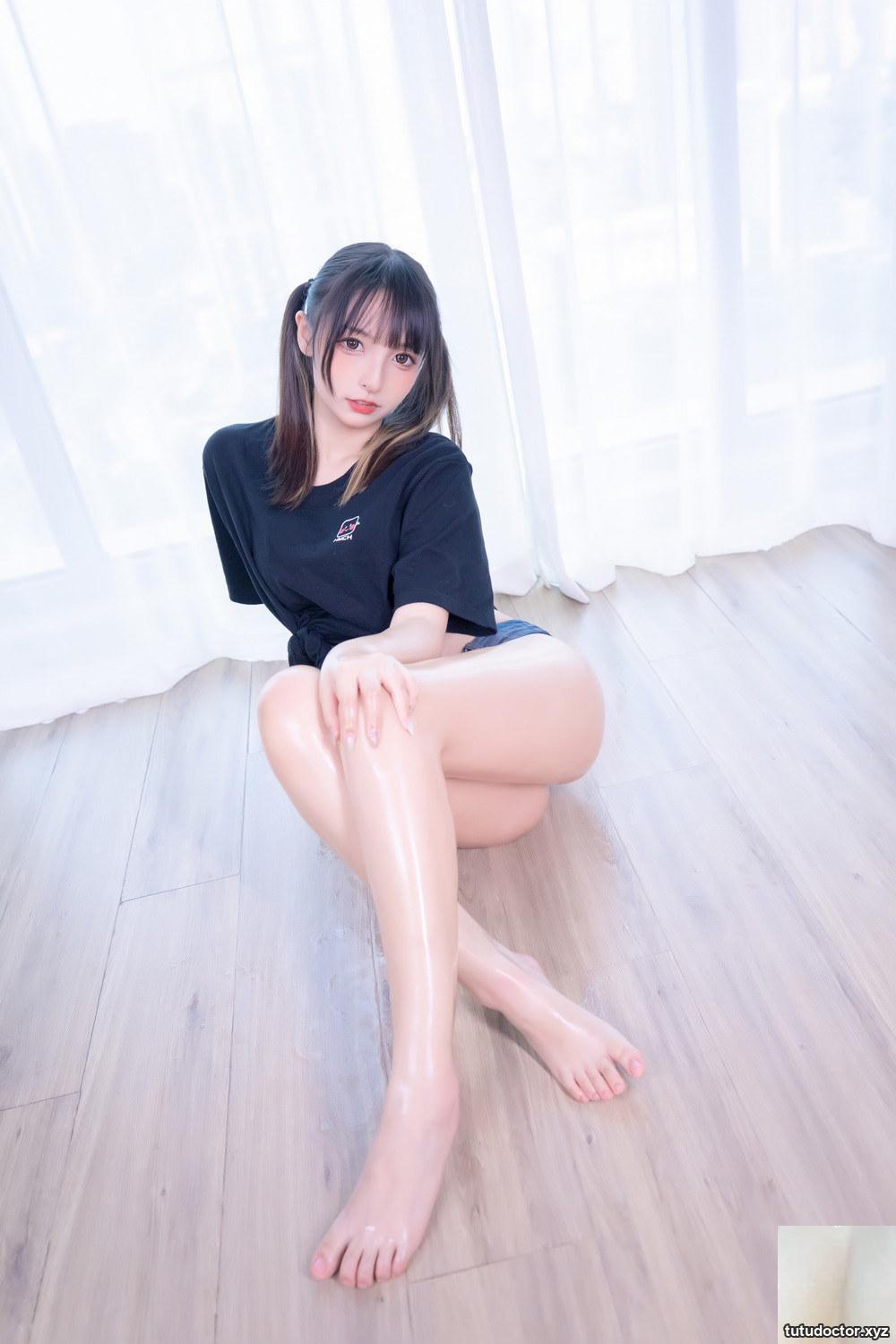 Kanamezaka Mafuyus Denim Shorts 2 Oiled Long Legs Youll Never · photo 43 of 60