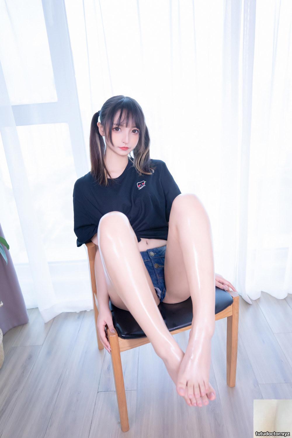 Kanamezaka Mafuyus Denim Shorts 2 Oiled Long Legs Youll Never · photo 55 of 60