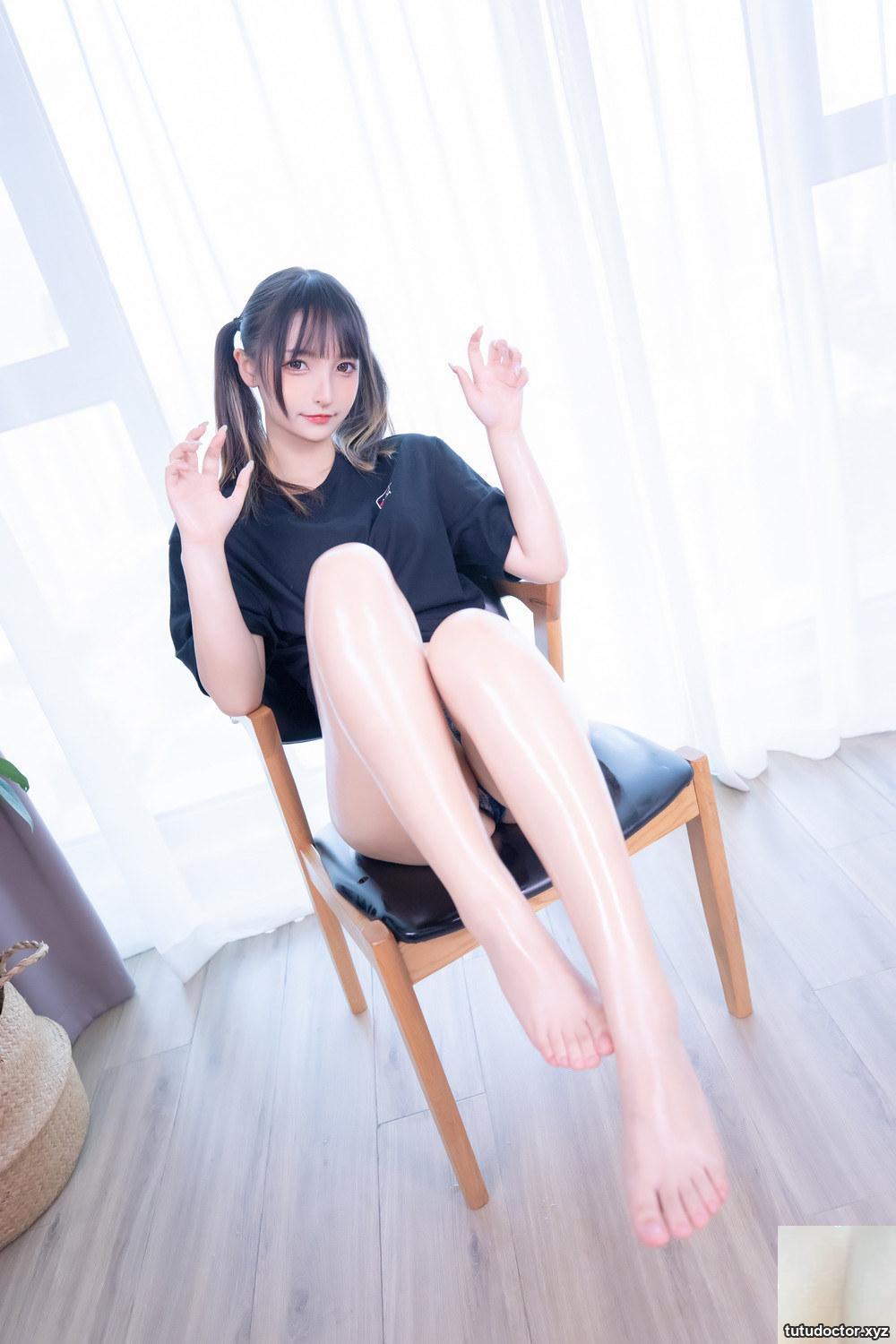Kanamezaka Mafuyus Denim Shorts 2 Oiled Long Legs Youll Never · photo 57 of 60