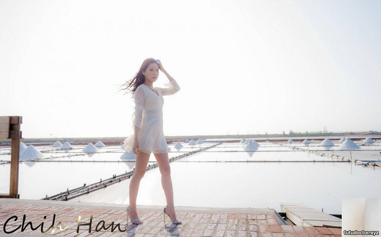 Travel photo of a beautiful model with long legs in a dress · photo 31 of 33