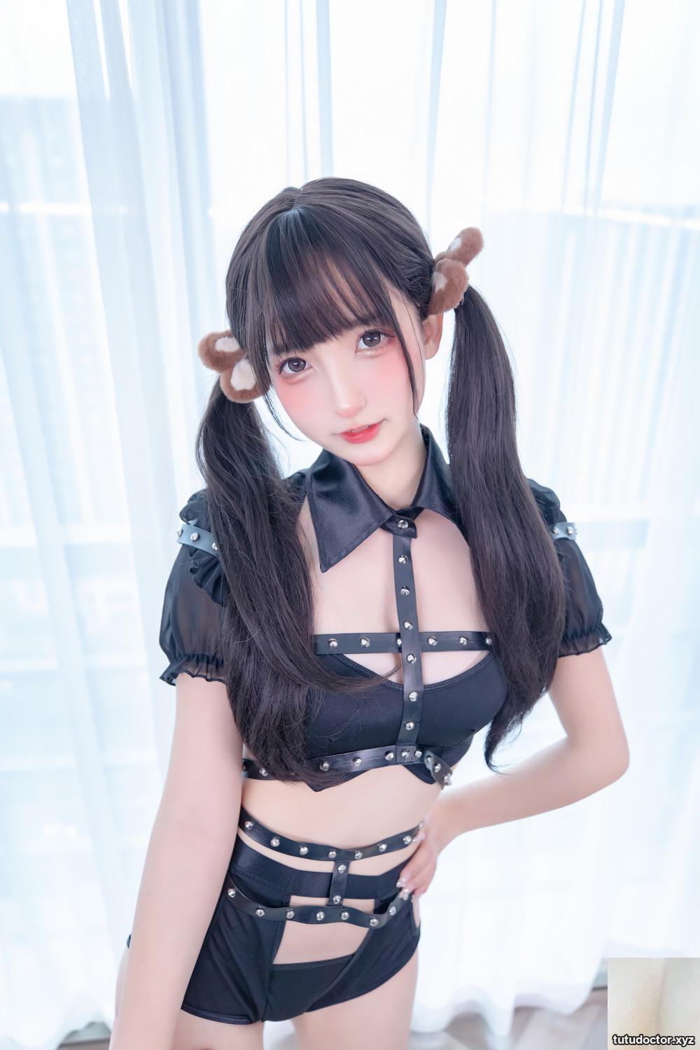 Kamikazaka Mafuyu’s “Sexy Belt Suit” White and long legs are a flash in the pan (20P)