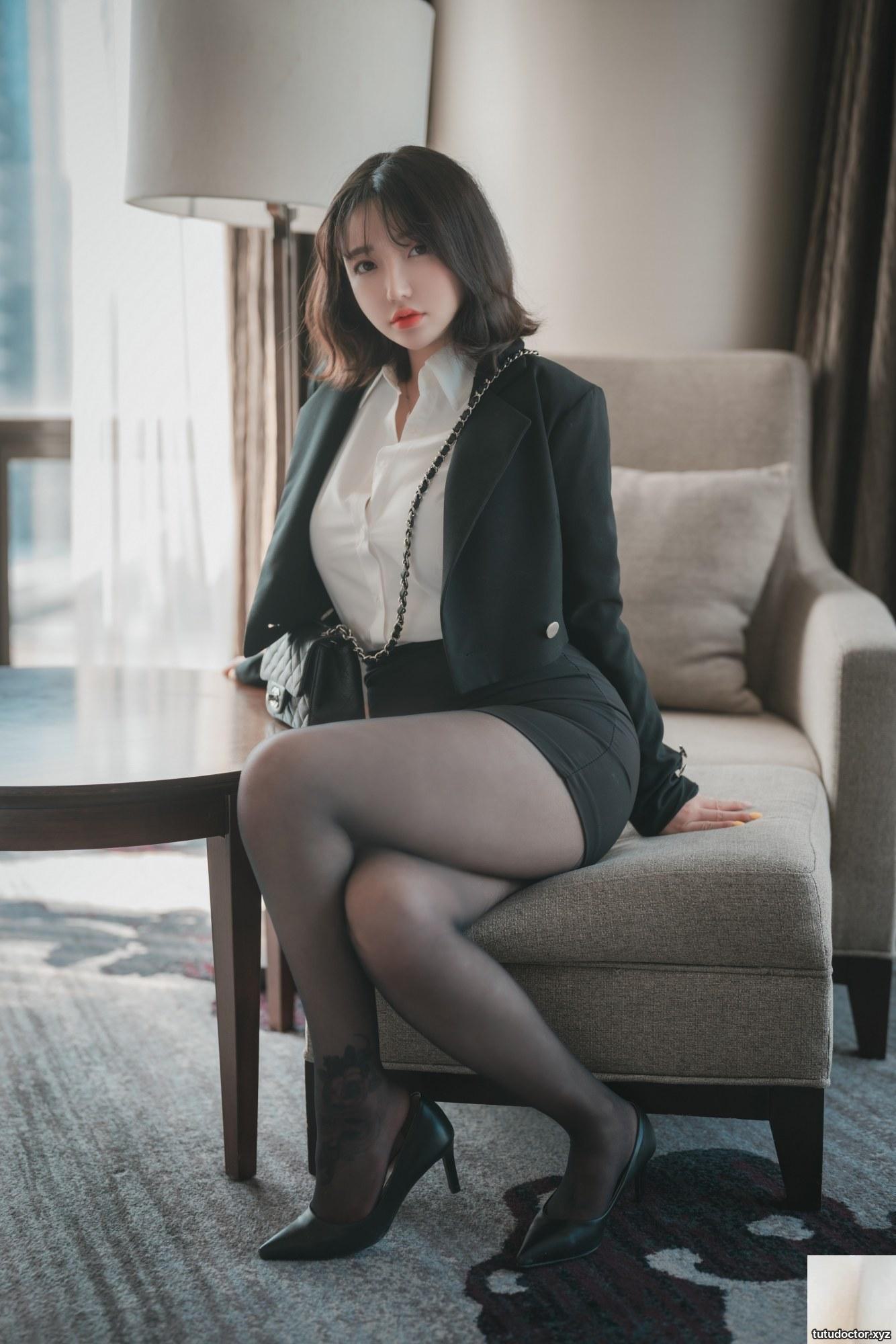 손예은(Sun Lele) Bound OL A close look at the best lower body · photo 33 of 84