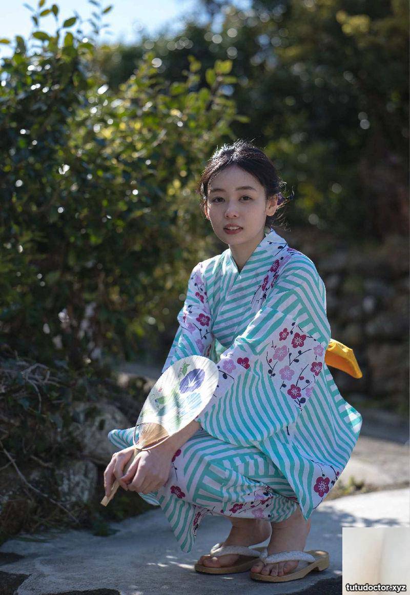 A pretty and sweet AV star who is nineteen years old, her breasts are so beautiful – Ami Tokita (42P)