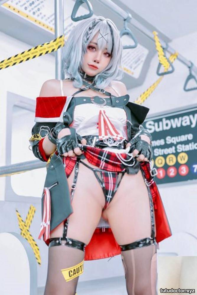 Byoru Vtuber-Shakasha Chloe Liberating the body on the train · photo 6 of 43