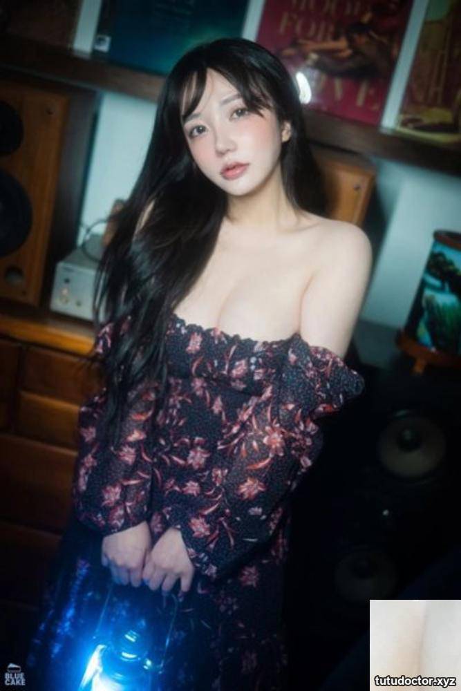 손예은(Sun Lele) Red Breasted Dress Full Breasts Focus on the · photo 8 of 45