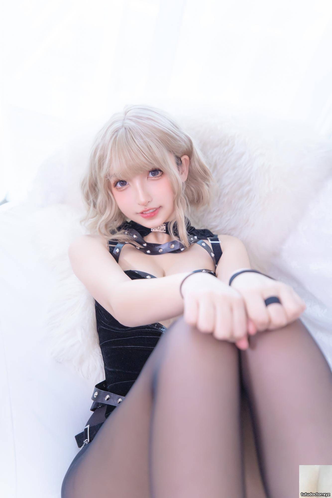 Kanamezaka Mafuyus Black Vest 4 Blonde Sister Makes People · photo 65 of 75
