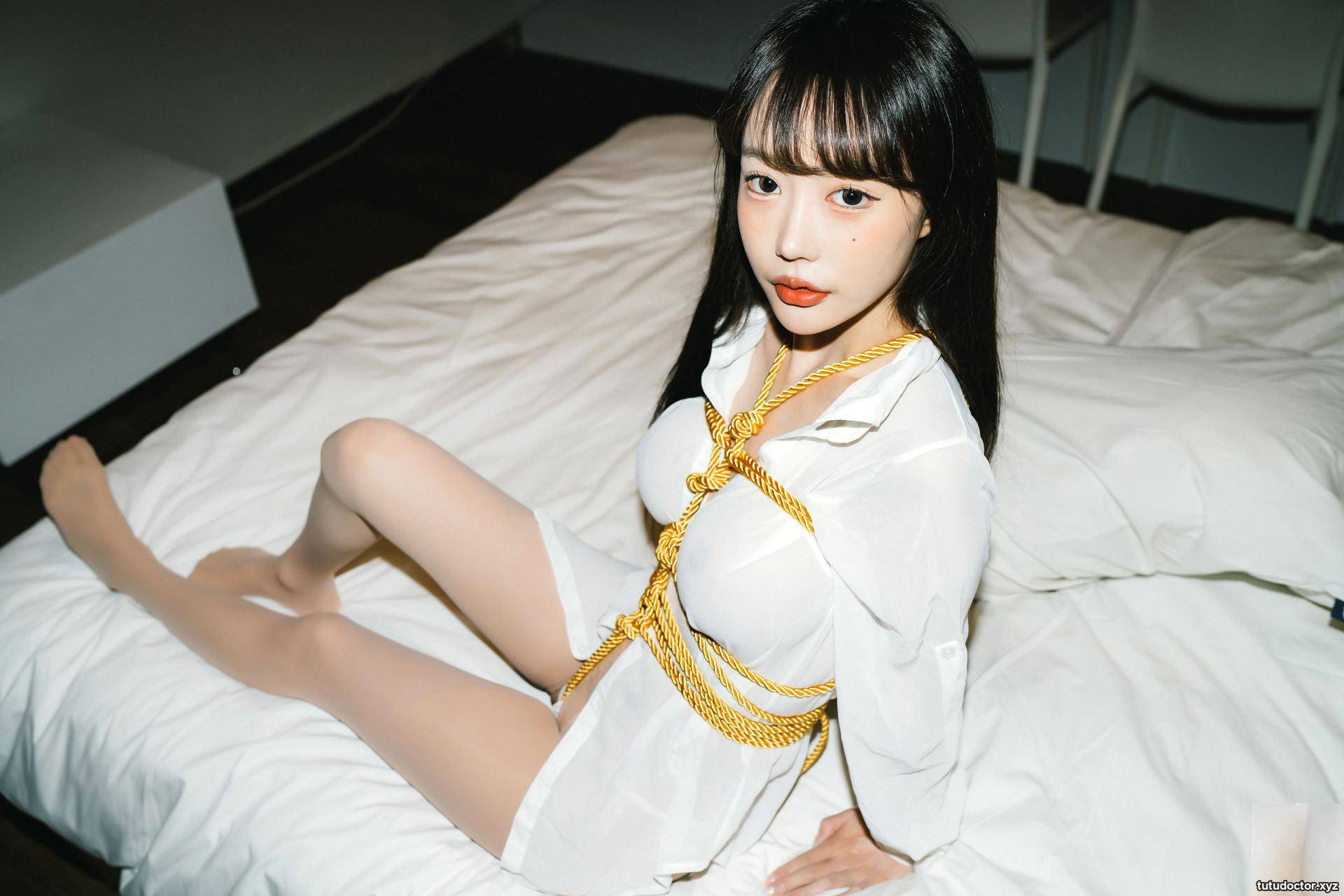 Jucy 쥬시, (Moon Night Snap) Bondage, Rest · photo 11 of 56
