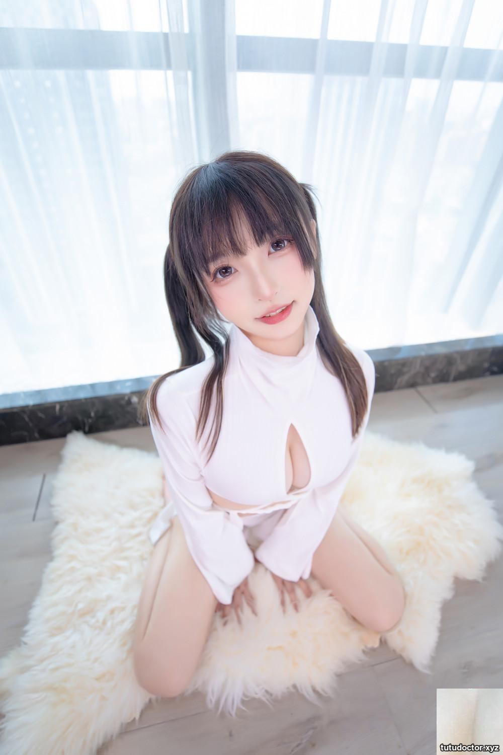 Kanamezaka Mafuyus Leopard Print Underwear + Gym Suit focuses on · photo 44 of 76