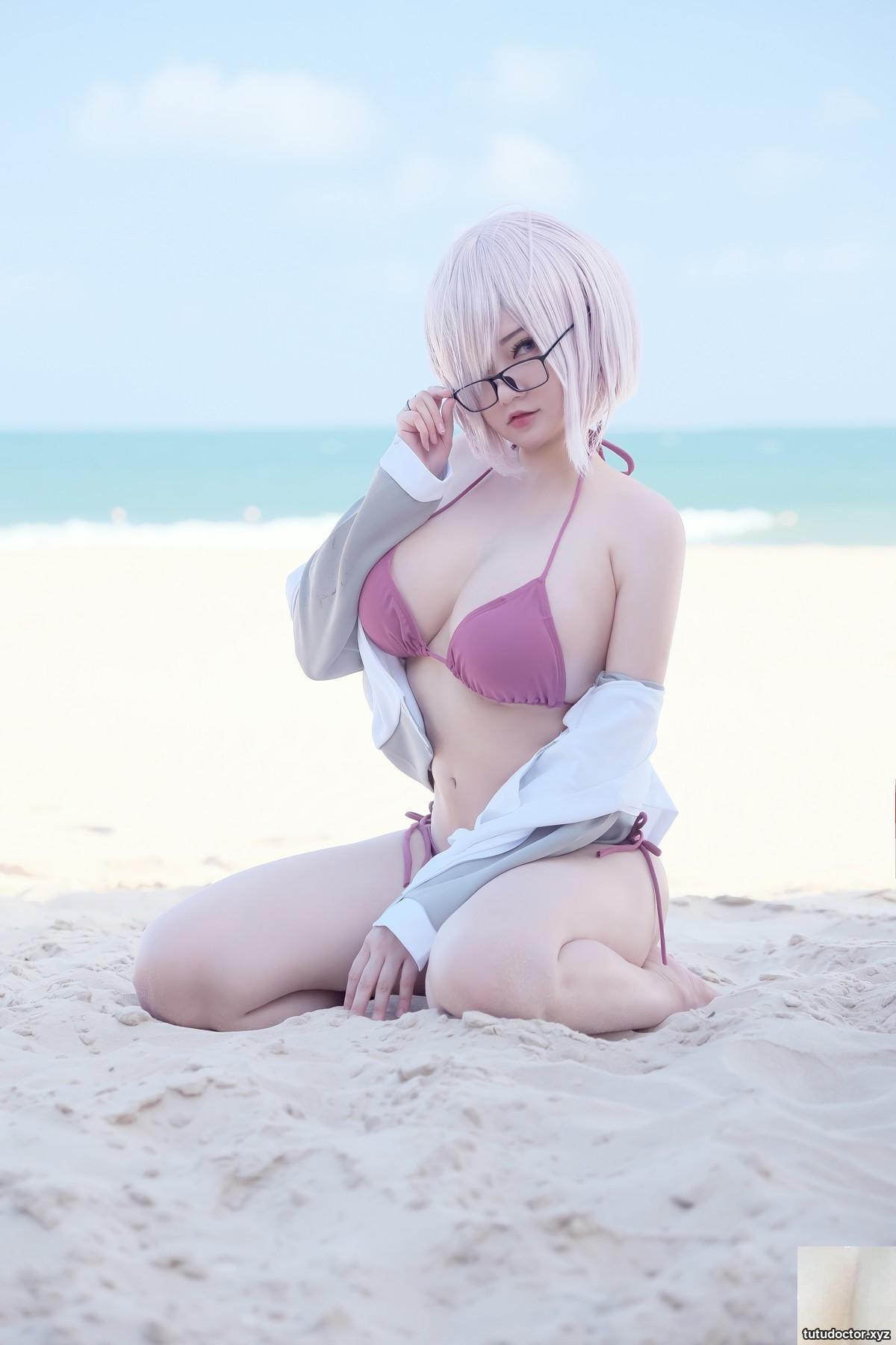 The stunning beautys white breasts are stunning · photo 6 of 22