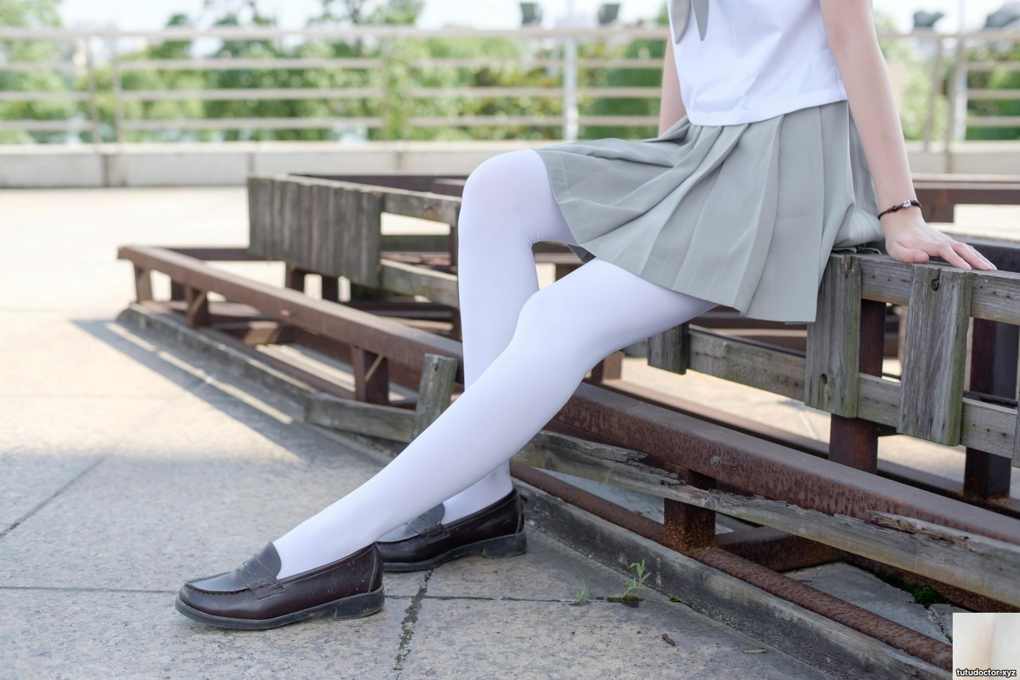 Senluo Foundation Photo Short Skirt and White Silk Outdoors · photo 14 of 79