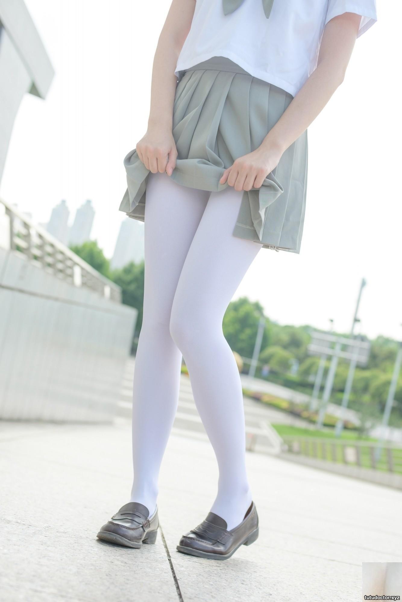 Senluo Foundation Photo Short Skirt and White Silk Outdoors · photo 49 of 79
