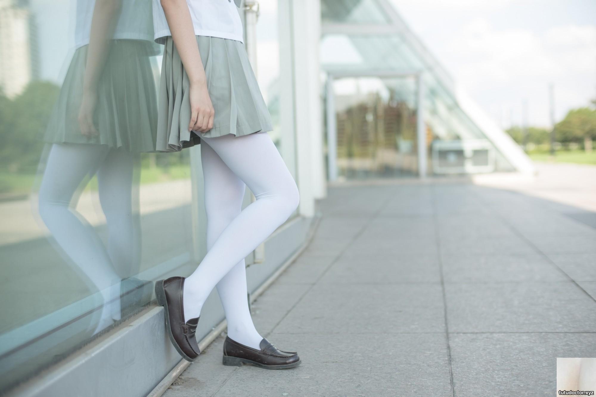 Senluo Foundation Photo Short Skirt and White Silk Outdoors · photo 53 of 79