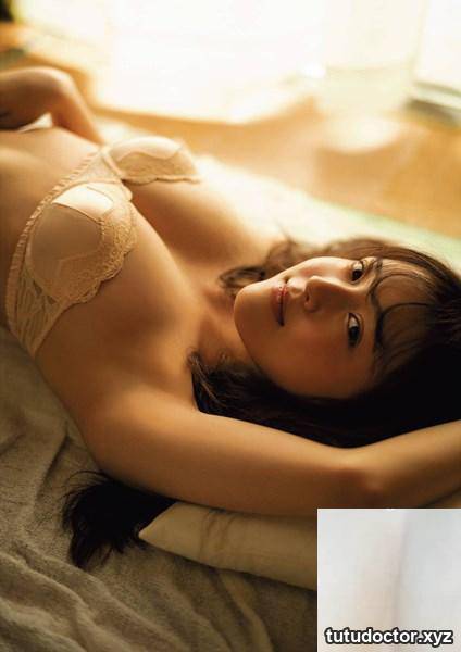 Young and beautiful girls dare to show off their figures · photo 30 of 33