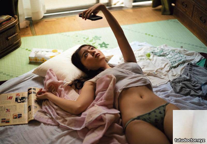 Young and beautiful girls dare to show off their figures · photo 32 of 33