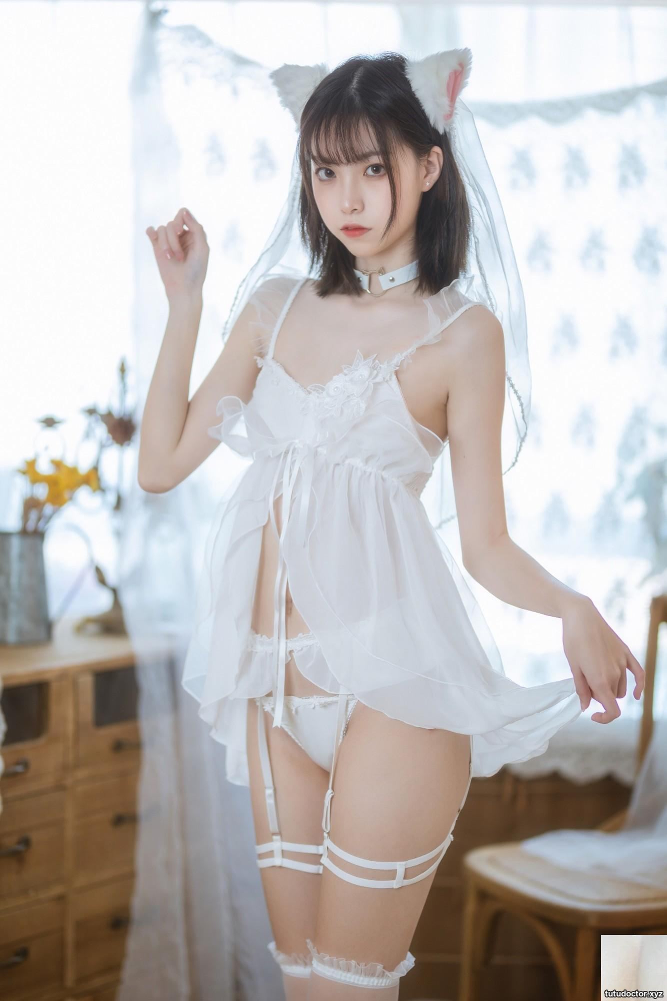 Xu Lans LAN White Cat Lady teases the cats posture to stimulate · photo 16 of 41