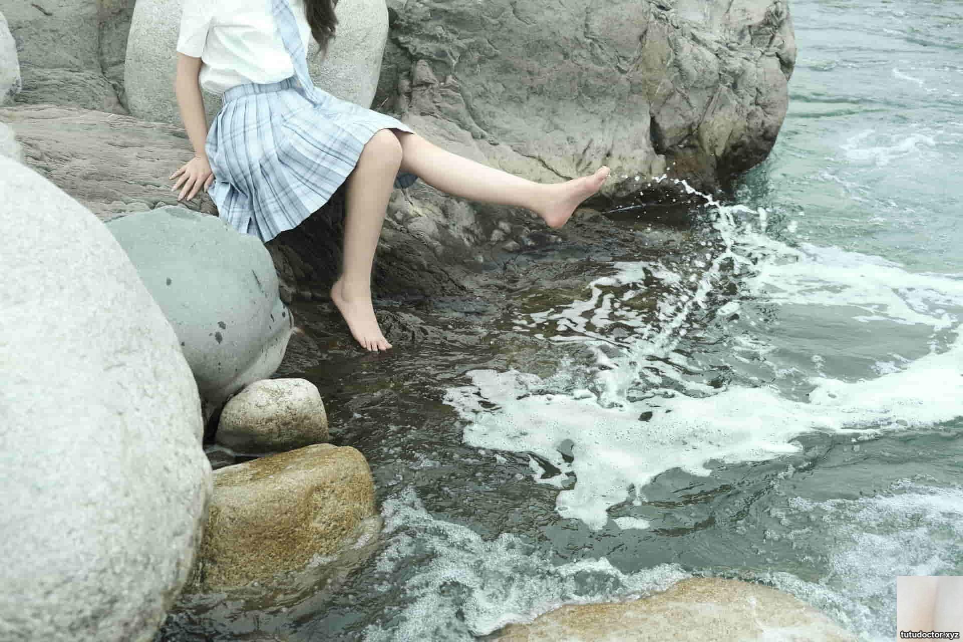 eloise soft – gentle girl by the river (57P)