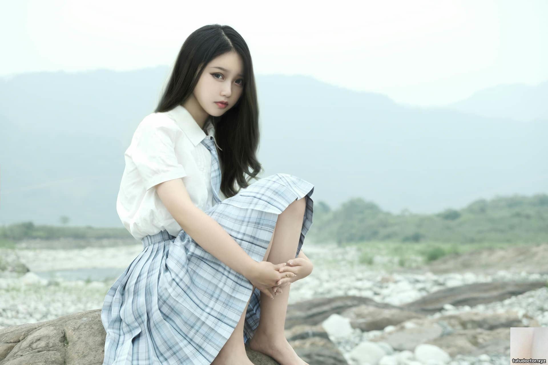 eloise soft – gentle girl by the river · photo 24 of 57