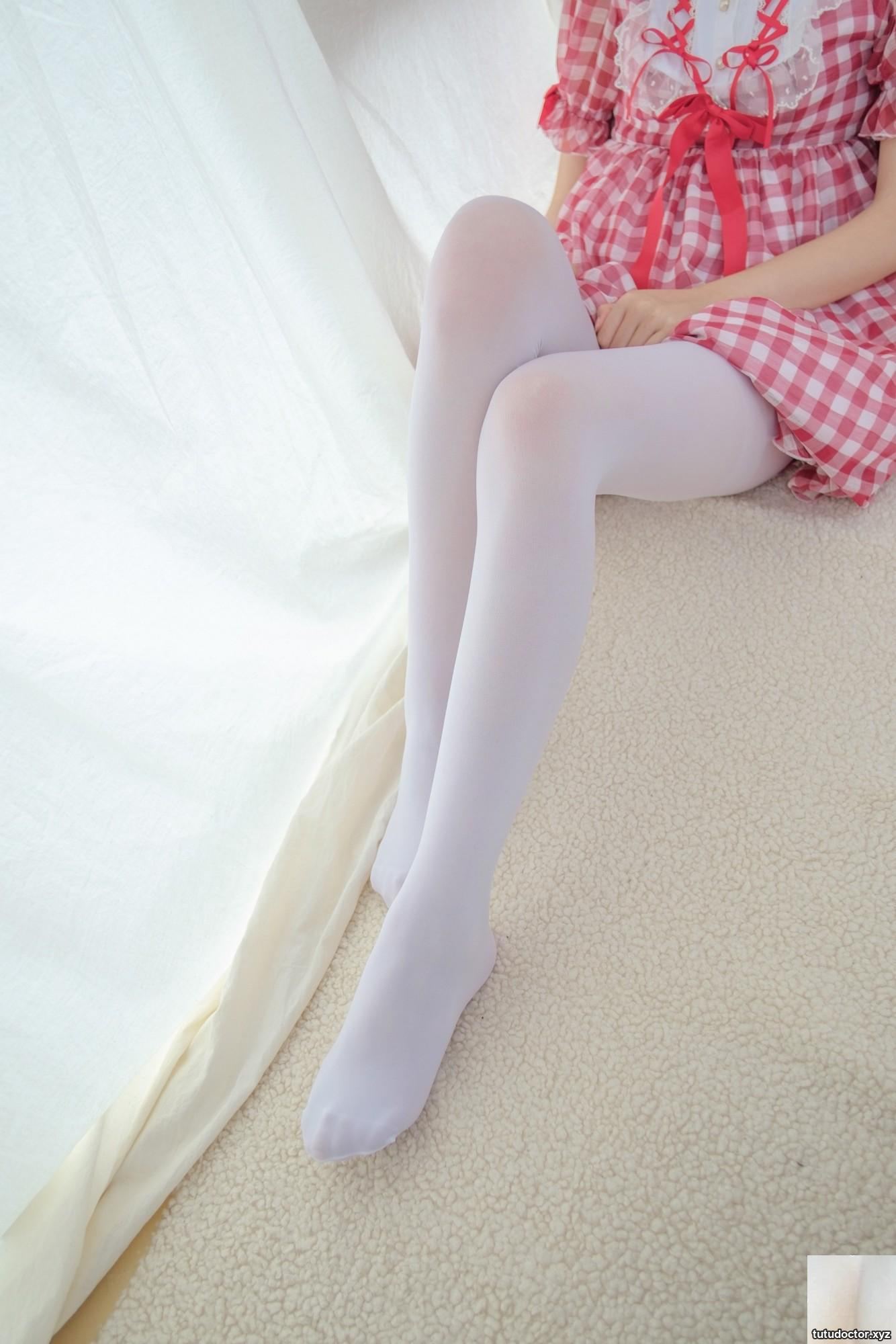 Red plaid skirt and white silk MM · photo 31 of 67