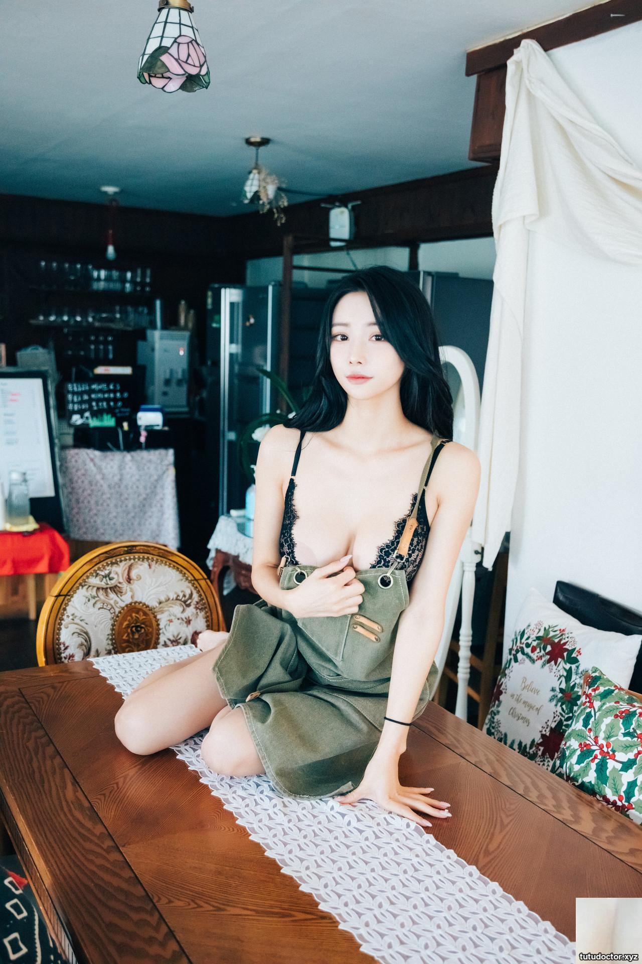 YeonYu 연유, (Loozy) First play (+S.Ver) S · photo 15 of 53