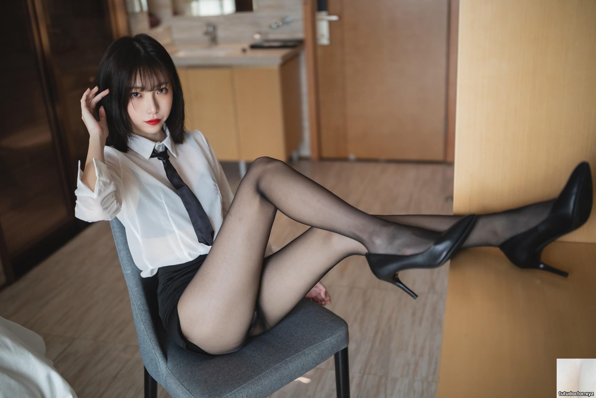 Xu Lans private collection of black underwear in LANs Black Silk · photo 6 of 41